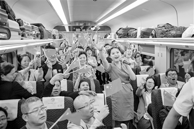 10月1日，乘客們?cè)诹熊嚿瞎餐瑧c祝新中國(guó)成立70周年。 蘭州局集團(tuán)供圖