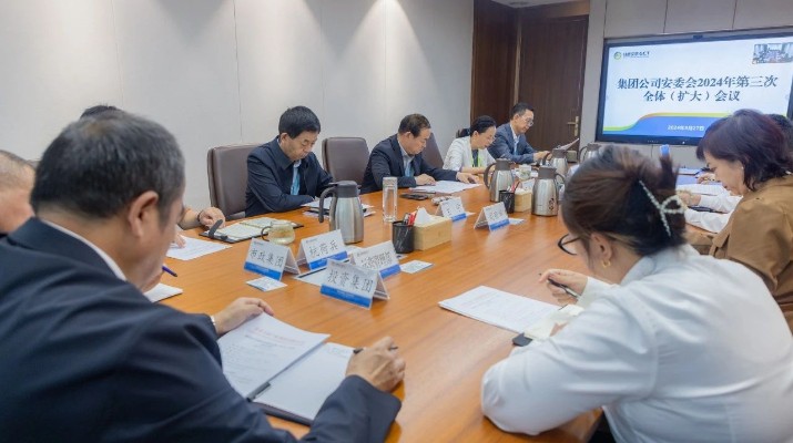 9月27日下午，甘肅文旅集團(tuán)召開(kāi)安委會(huì)2024年第三次全體（擴(kuò)大）會(huì)議，傳達(dá)學(xué)習(xí)了各級(jí)安全生產(chǎn)會(huì)議精神，通報(bào)了1-8月安全生產(chǎn)情況，圍繞分析研判當(dāng)前安全生產(chǎn)形勢(shì)，安排部署了當(dāng)前和下階段安全生產(chǎn)工作。集